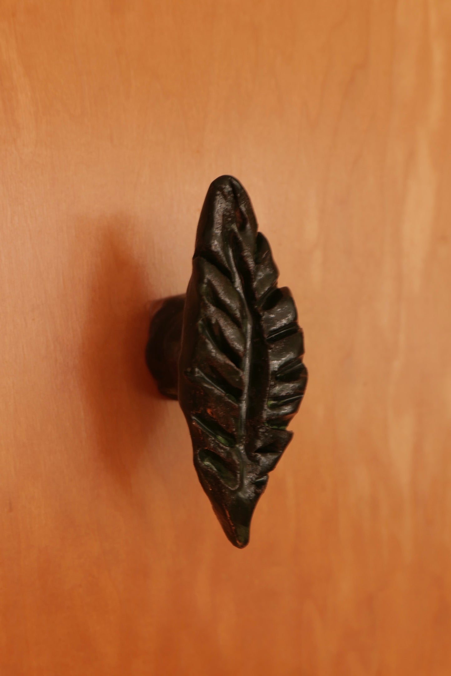 Ceramic knob, green leaf