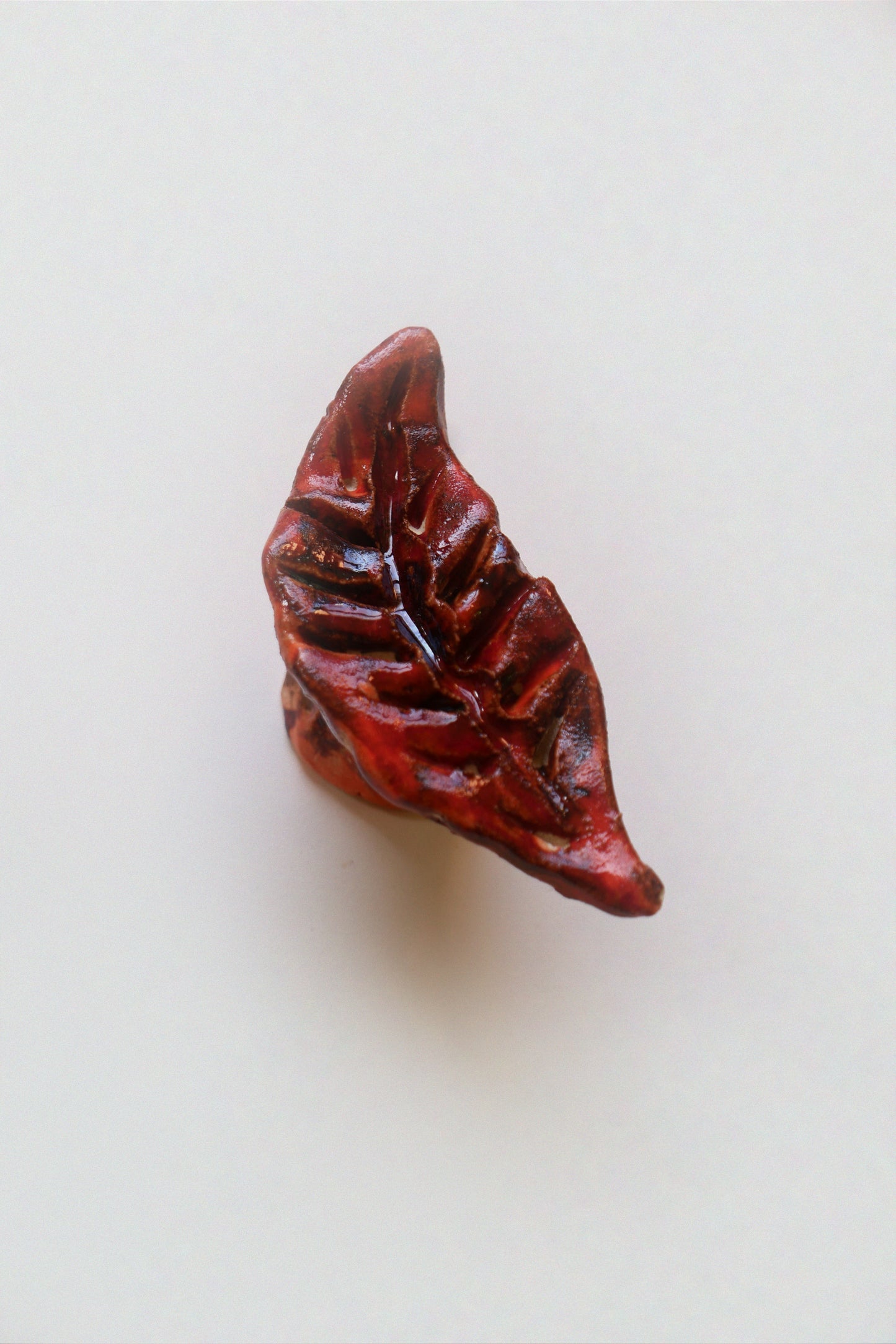 Ceramic knob, rust red leaf